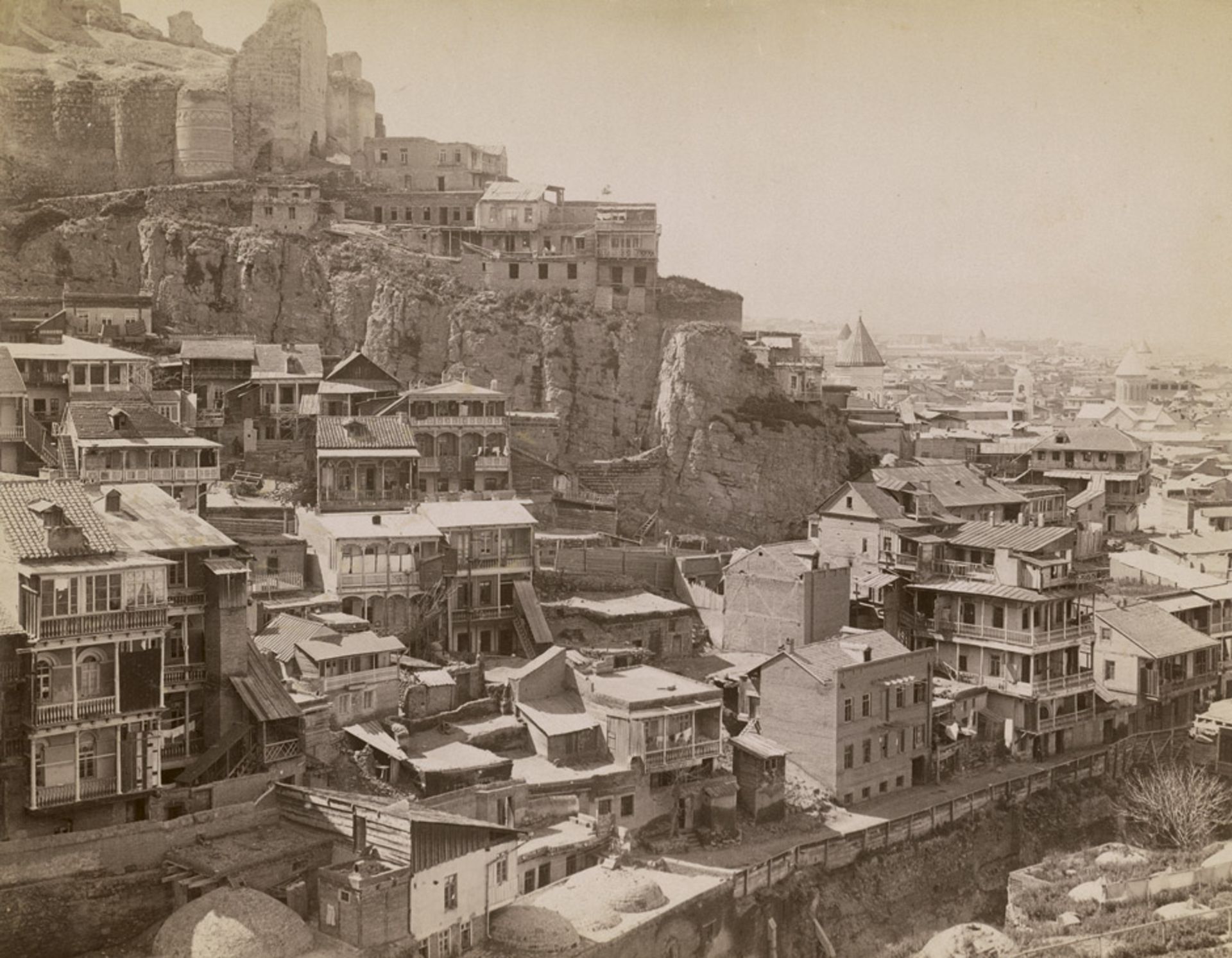 Ermakov, Dimitri N.: The old houses ofTiiflis with balconies an dthe Narikala FortressThe old houses