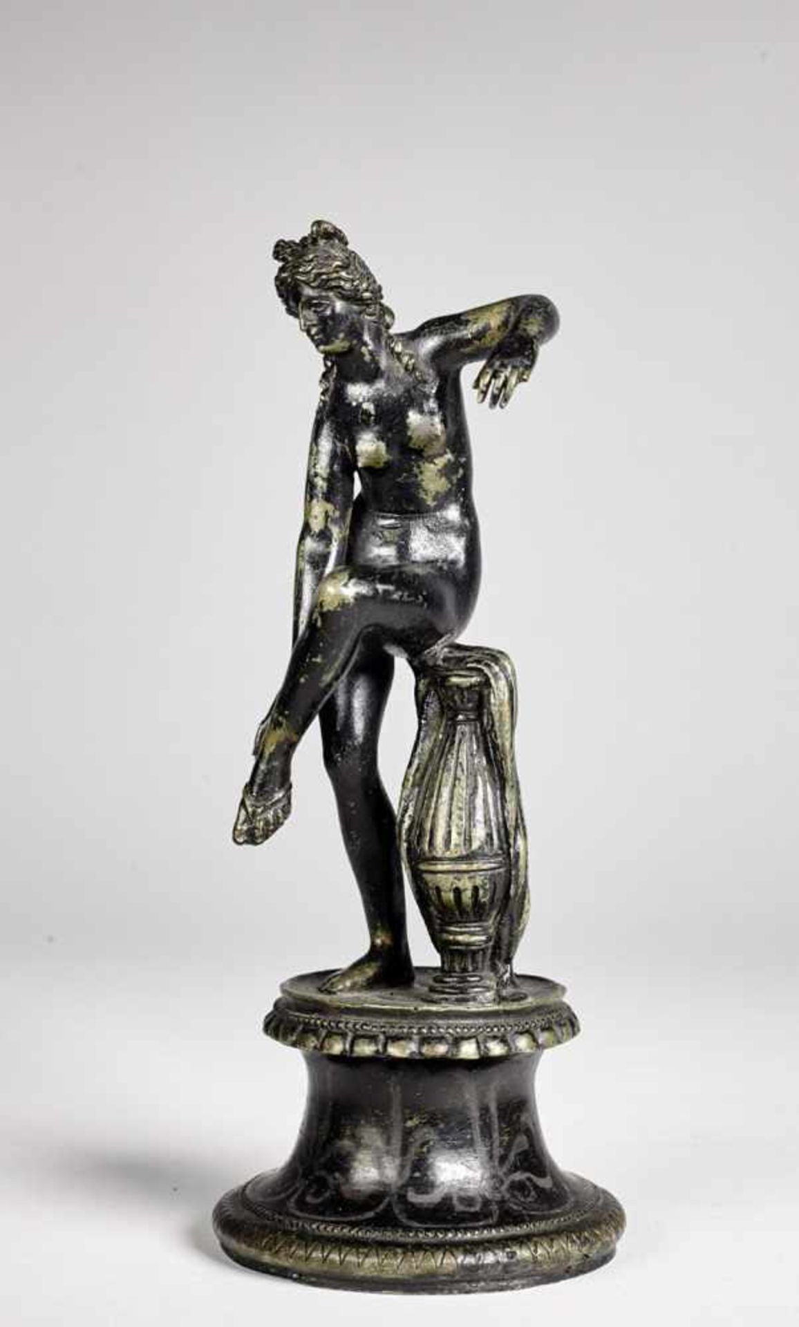 Italienisch: um 1800. Venus, Sandalen anlegendum 1800. Venus, Sandalen anlegend.Bronze mit schwarzem - Bild 4 aus 6