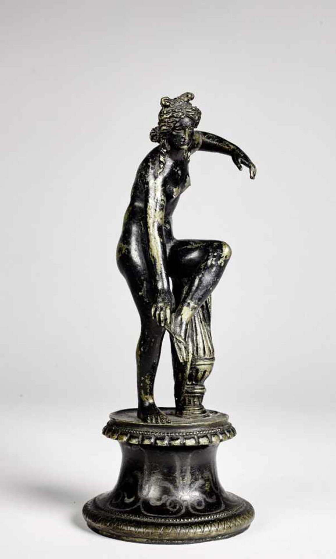 Italienisch: um 1800. Venus, Sandalen anlegendum 1800. Venus, Sandalen anlegend.Bronze mit schwarzem - Bild 5 aus 6