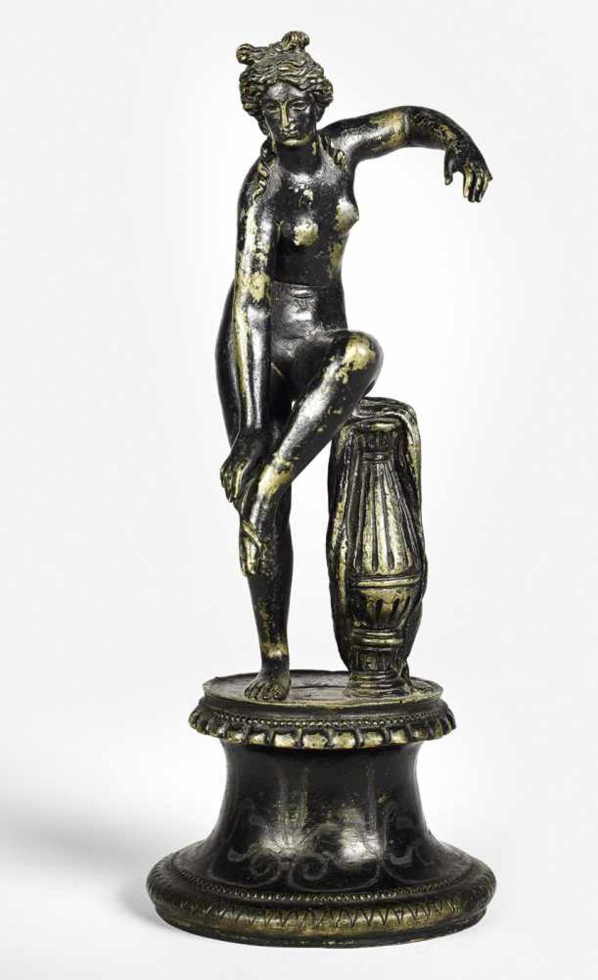 Italienisch: um 1800. Venus, Sandalen anlegendum 1800. Venus, Sandalen anlegend.Bronze mit schwarzem - Bild 2 aus 6