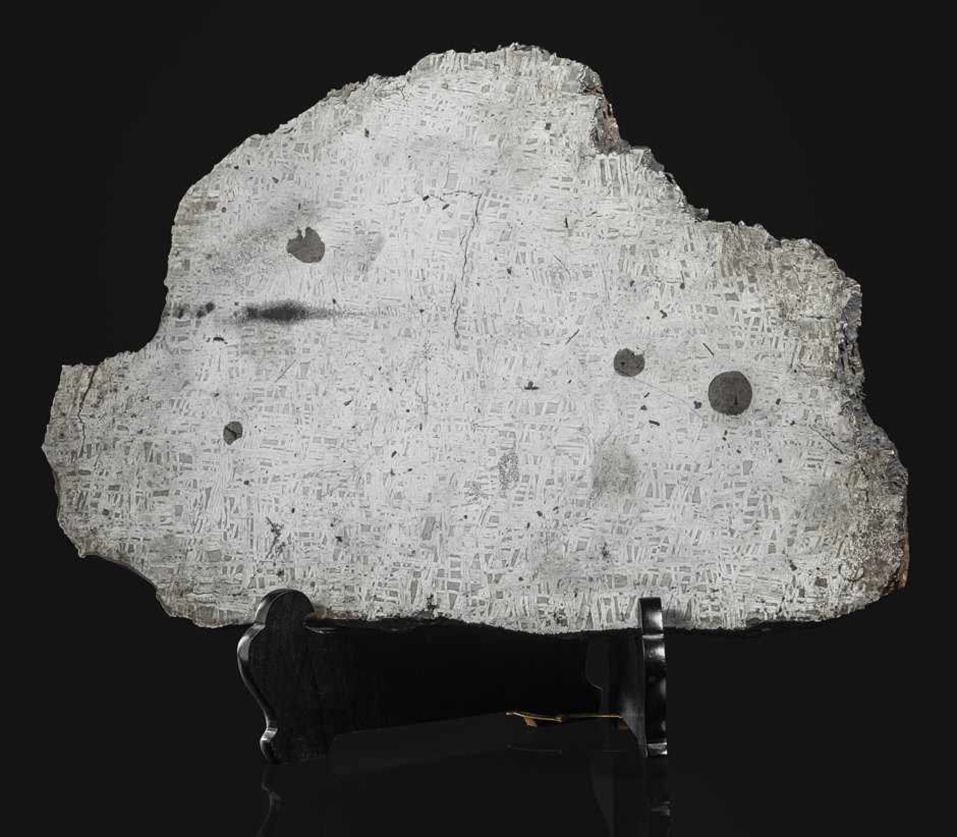 Eisenmeteorit: Oktaedritscheibe mit Widmanstättenschen Figuren und TroilitknollenOktaedritscheibe
