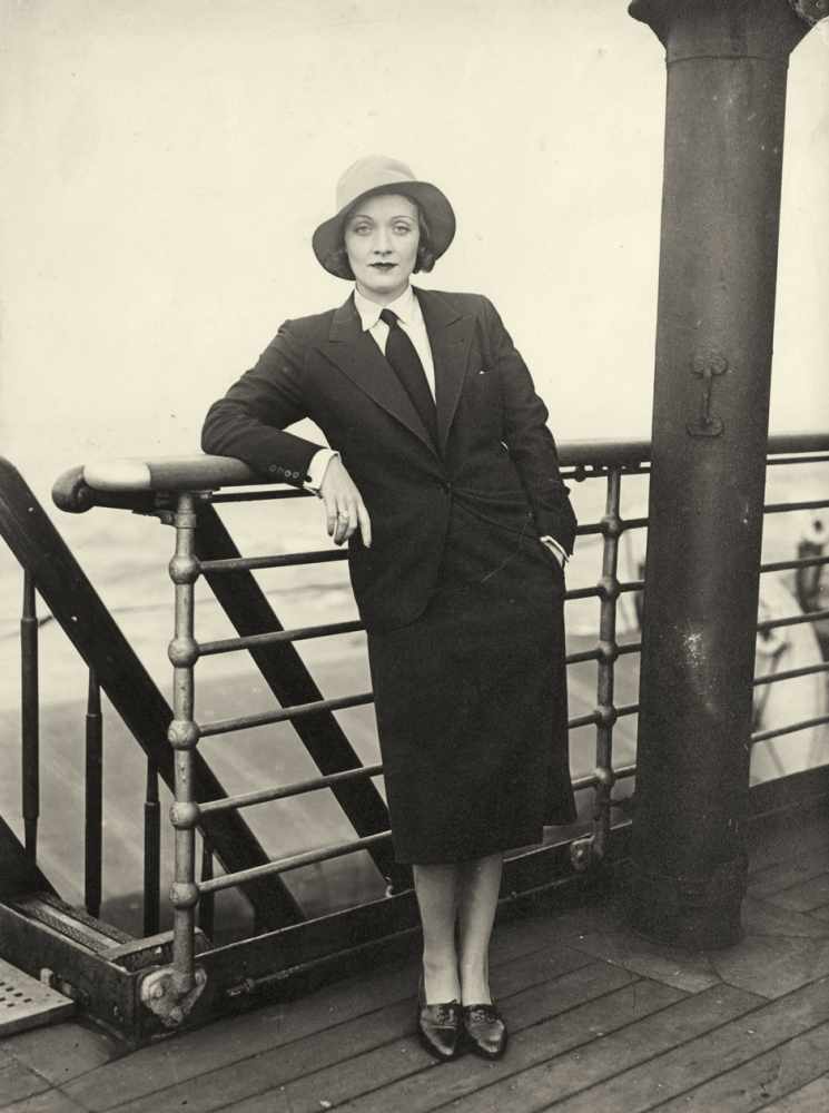 Fleischhut, Richard: Marlene Dietrich auf dem Deck des Schnelldampfers BremenMarlene Dietrich auf