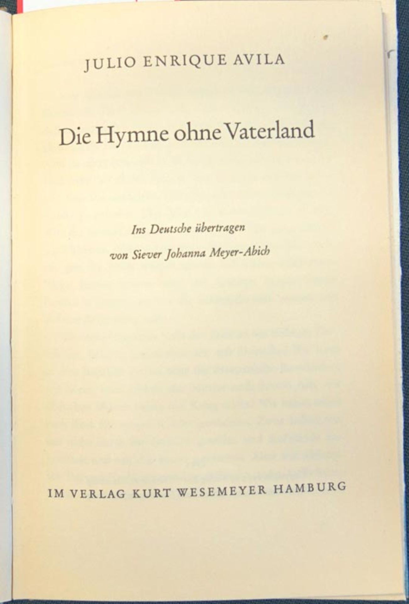 Avila, Julio Enrique: Die Hymne ohne Vaterland