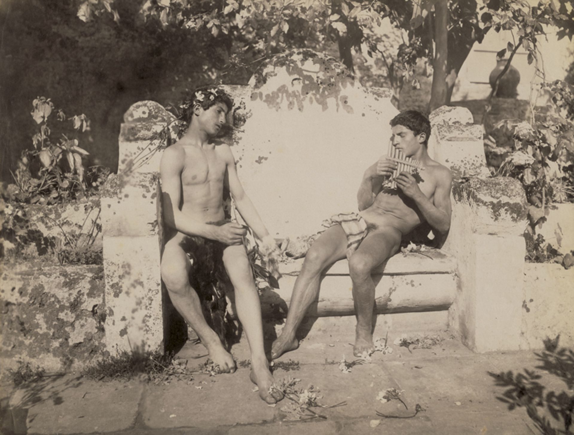 Gloeden, Wilhelm von: Two male nudes on bench