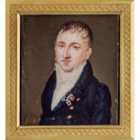 Französisch: um 1820. Miniatur Portrait eines jungen Mannes in dunkelblauer Jacke mit drei Orden