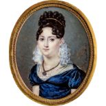 Daudeville, S. N.: Miniatur Portrait einer jungen Frau mit rundem Medaillon um den Hals, in Blau<
