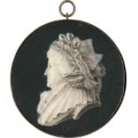 Deutsch: um 1790. Miniatur Profilbildnis einer Frau nach links, in Grisaille auf blauem Grund