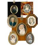 Englisch: um 1830/1840. Miniatur Portrait eines schwarz gekleideten jungen Mannes mit gestreifter