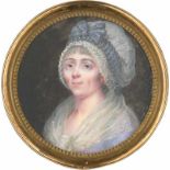 Französisch: um 1793. Miniatur Portrait einer jungen Frau in hellblauem Kleid, mit großer spitz