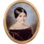 Französisch: um 1835/1840. Miniatur Portrait einer jungen Frau in bordeaux-rotem Kleid mit weiß