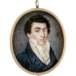 Deutsch: um 1820. Miniatur Portrait eines jungen Mannes in dunkelblauer Jacke mit weißer Weste,