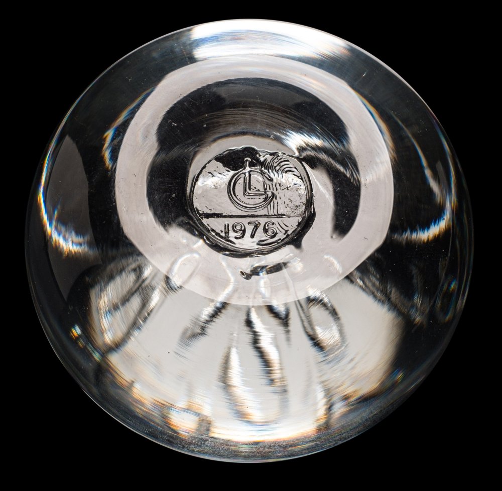 A clear glass paperweight by Liskeard Glass Ltd 1976 to commemorate 'The English Glass Bottle' - Image 3 of 3