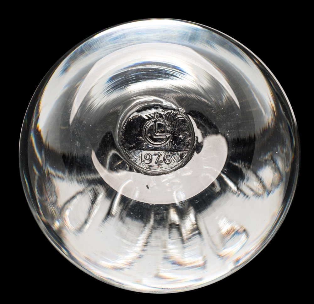 A clear glass paperweight by Liskeard Glass Ltd 1976 to commemorate 'The English Glass Bottle' - Image 2 of 3