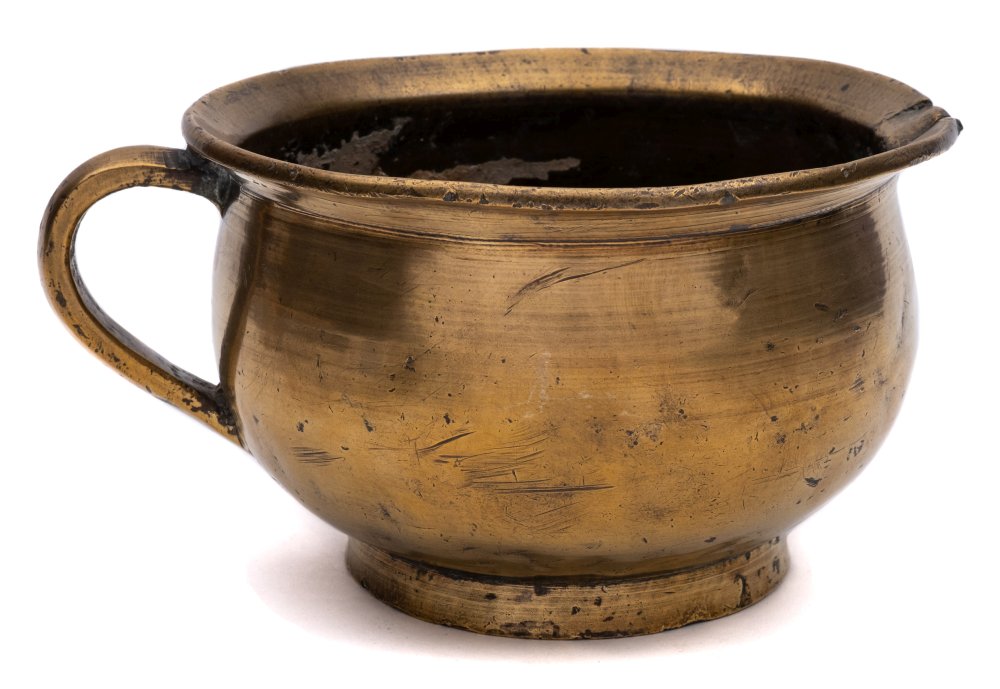 A late 18th/early 19th Century cast brass chamber pot: of traditional design with loop carrying