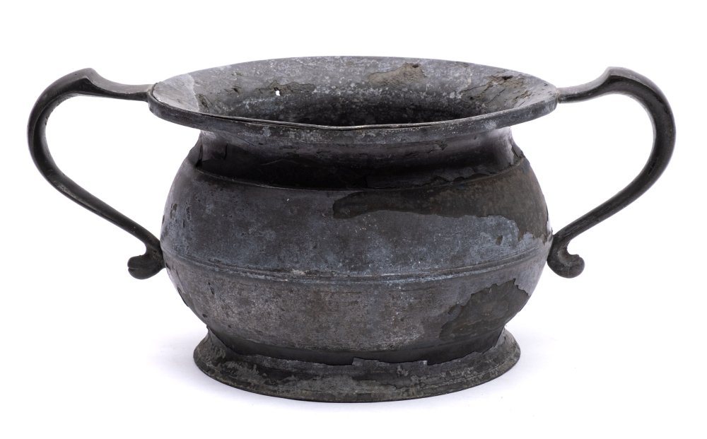 A late 18th/early 19th Century pewter twin-handled chamber pot: of traditional design,
