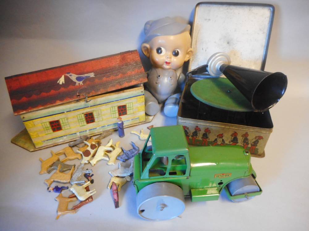 Bing, a clockwork 'Pigmyphone': with turntable, sound box, horn and key,