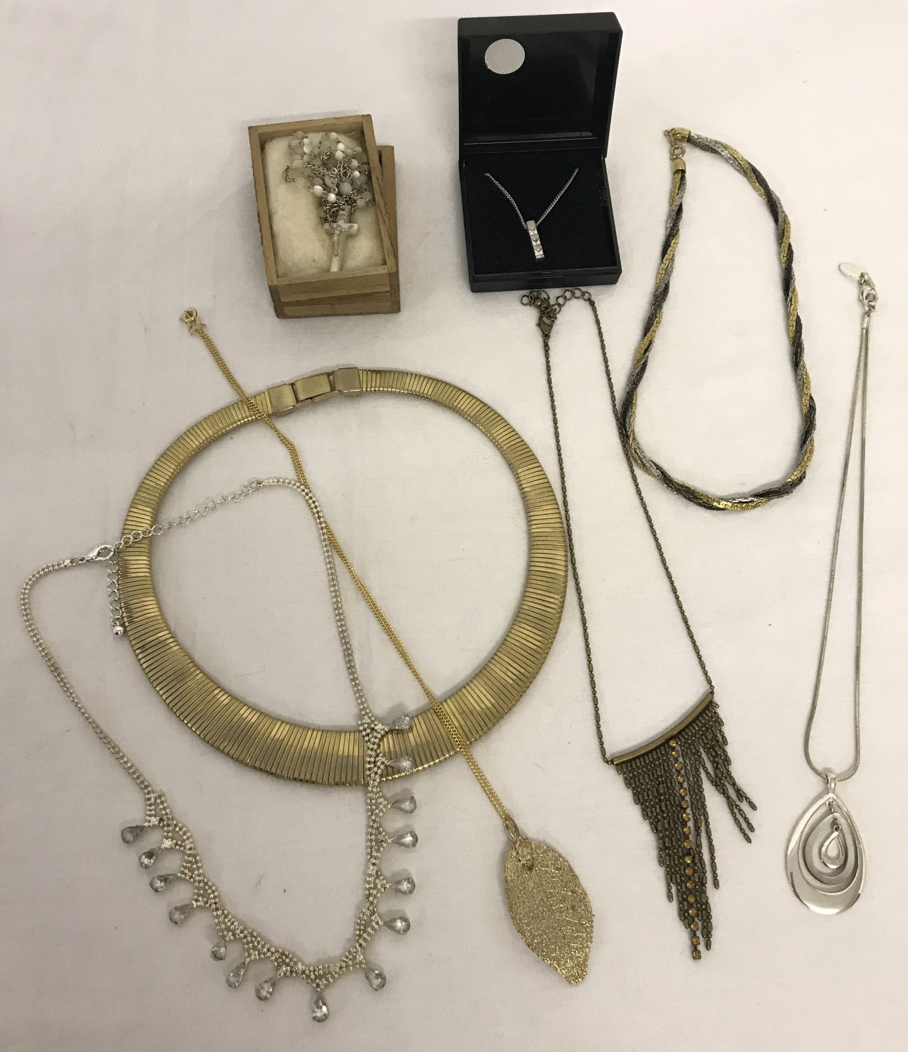 8 vintage costume jewellery necklaces to include a pearl rosary and 925 silver pendant