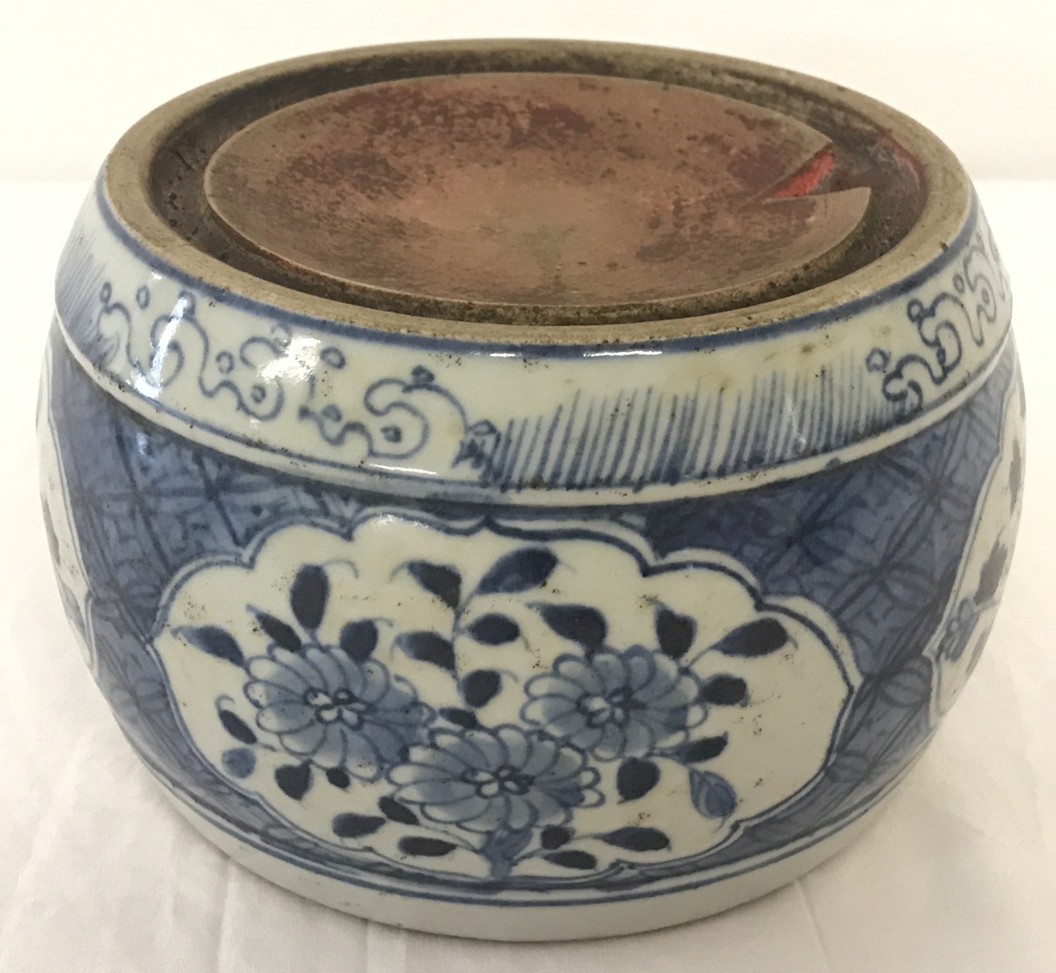 A blue and white Chinese porcelain ink stone with ring mark to underside.