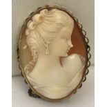 A vintage cameo brooch in a 9ct gold surround with scallop edge detail. Complete with safety chain.
