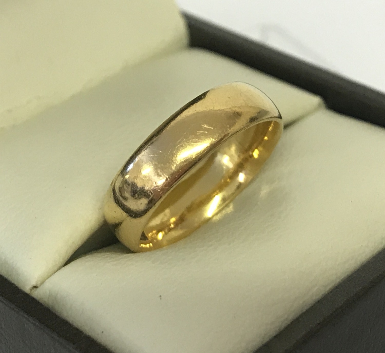 A 22ct gold wedding band. Approx. 4.4g. Size H ½. Fully hallmarked to inside of band.