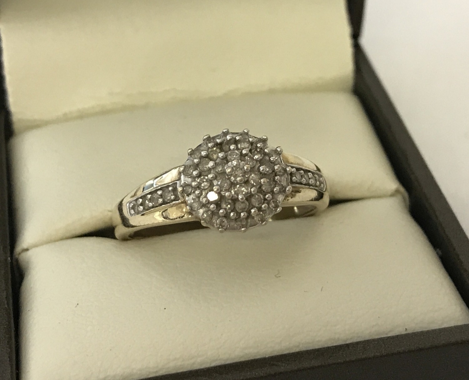 A 9ct gold and diamond cluster ring. Diamonds total approx .25ct.