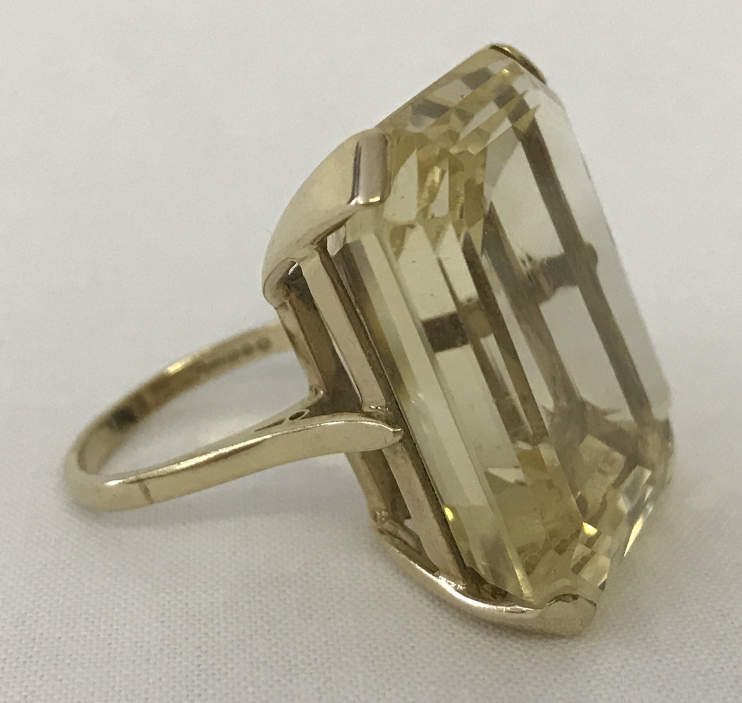 A very large emerald cut Citrine and 9ct gold dress ring. Citrine approx. 12+ ct. - Image 3 of 4