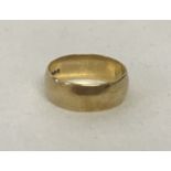 A vintage 9ct gold wedding band. Full hallmarks to inside of band. Size I½.