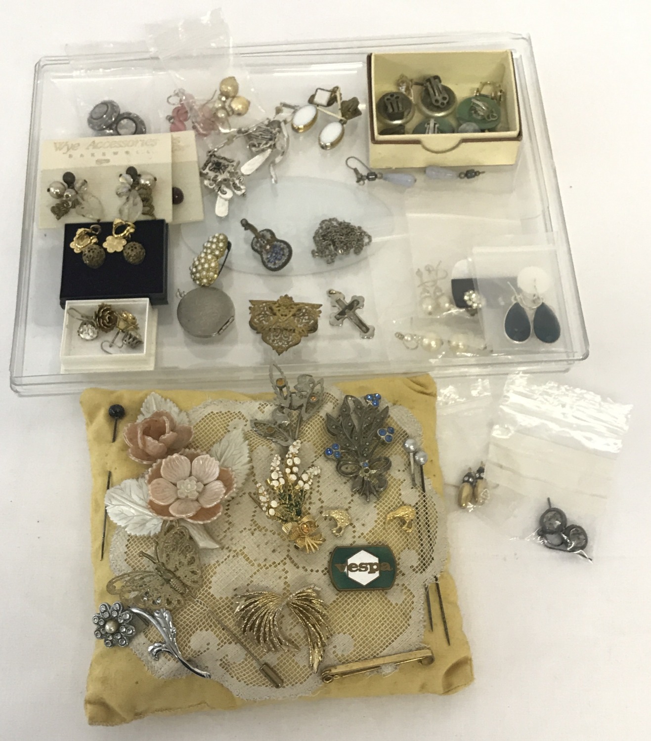 A collection of vintage costume jewellery brooches and earrings.