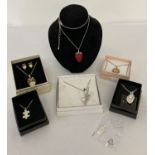 5 boxed and 1 unboxed costume jewellery necklaces.