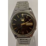 A vintage Seiko men's wristwatch with stainless steel bracelet strap. Working order.