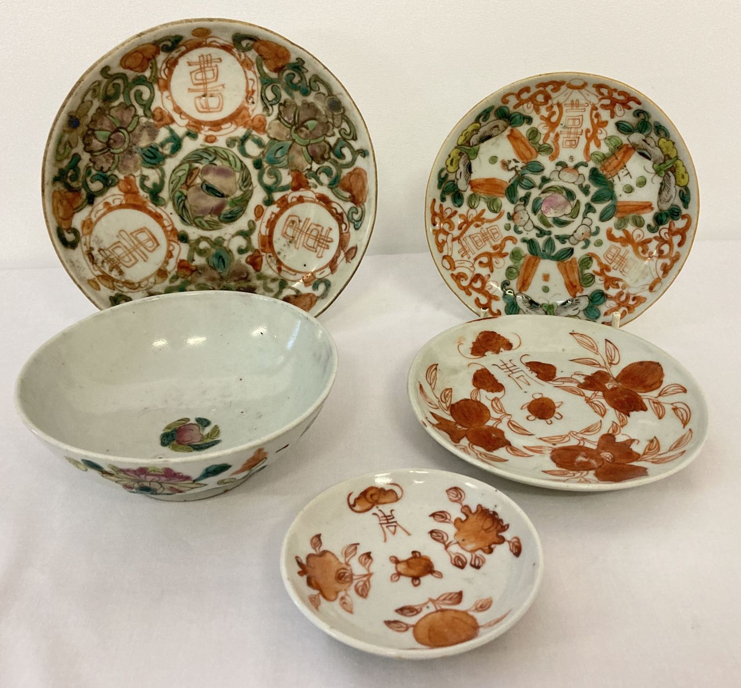 5 pieces of assorted Oriental, hand painted ceramics to include small plates and tea bowl.