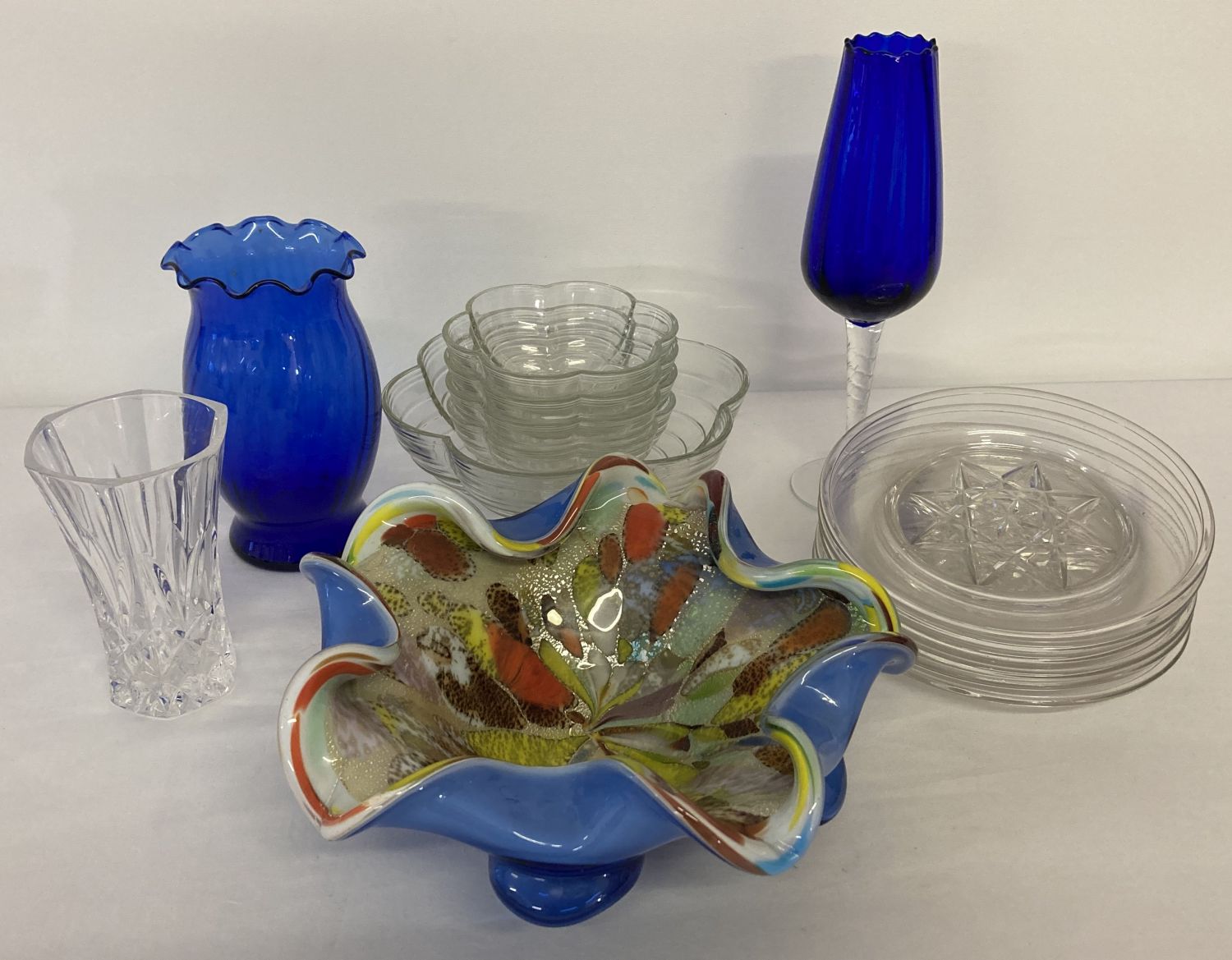 A collection of glassware to include a Murano glass handkerchief bowl.