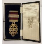 A boxed silver Deo Regi Fratribus Honor Fidelitas Benevolentia Royal Arch medal.