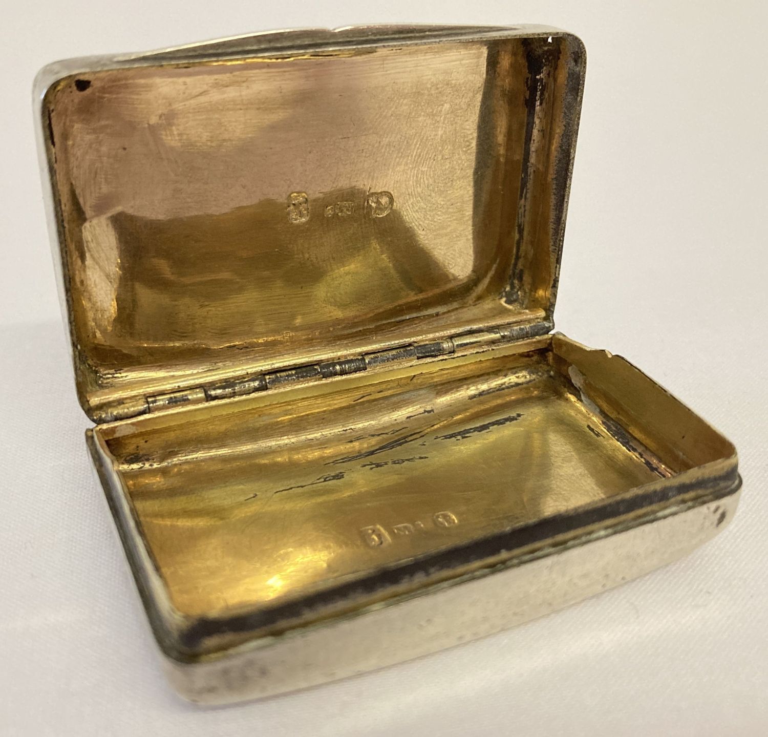 An antique Georgian silver snuff box with curved base by Matthew Linwood Birmingham 1807. - Image 2 of 2