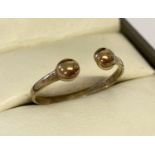 A 9ct gold open ball bar style ring.