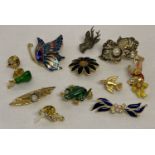 12 costume jewellery brooches and pins. To include animals, insects and floral designs.