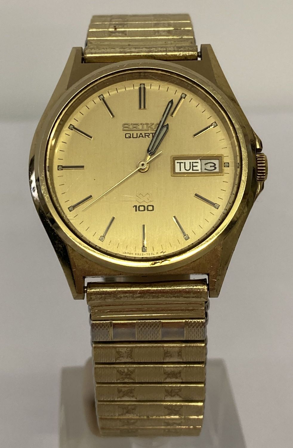 A vintage Seiko Quartz wrist watch. Gold face and case with luminous hands and day/date function.