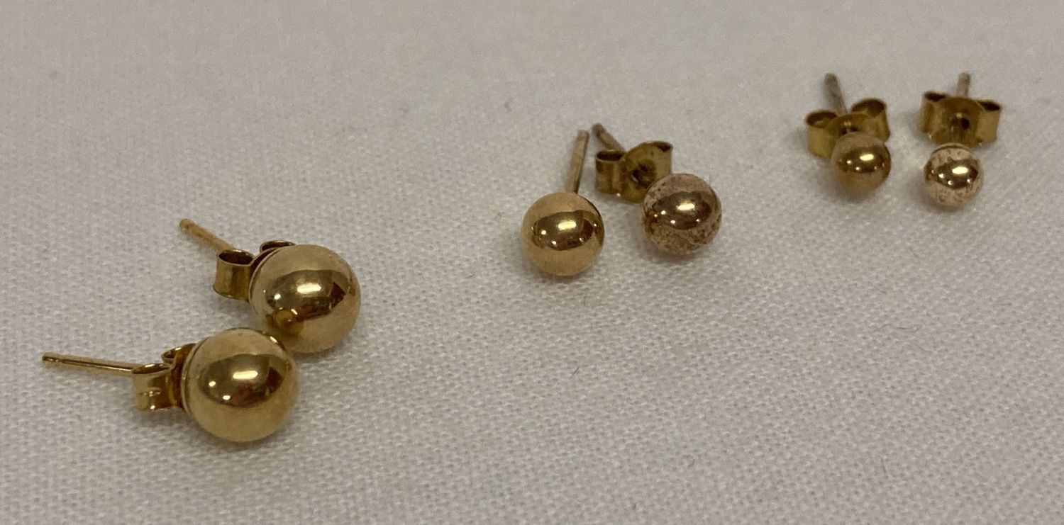 3 pairs of 9ct gold graduating ball stud earrings.