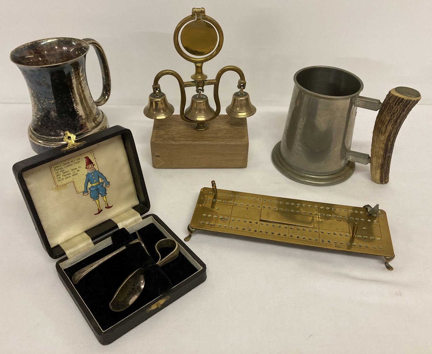 A quantity of assorted metal ware items to include brass, silver plate and pewter.