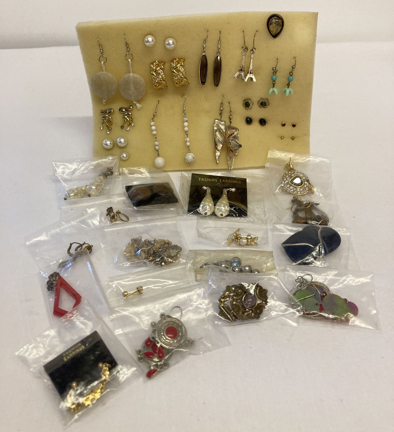 32 pairs of stud and drop style costume jewellery earrings to include vintage and modern designs.