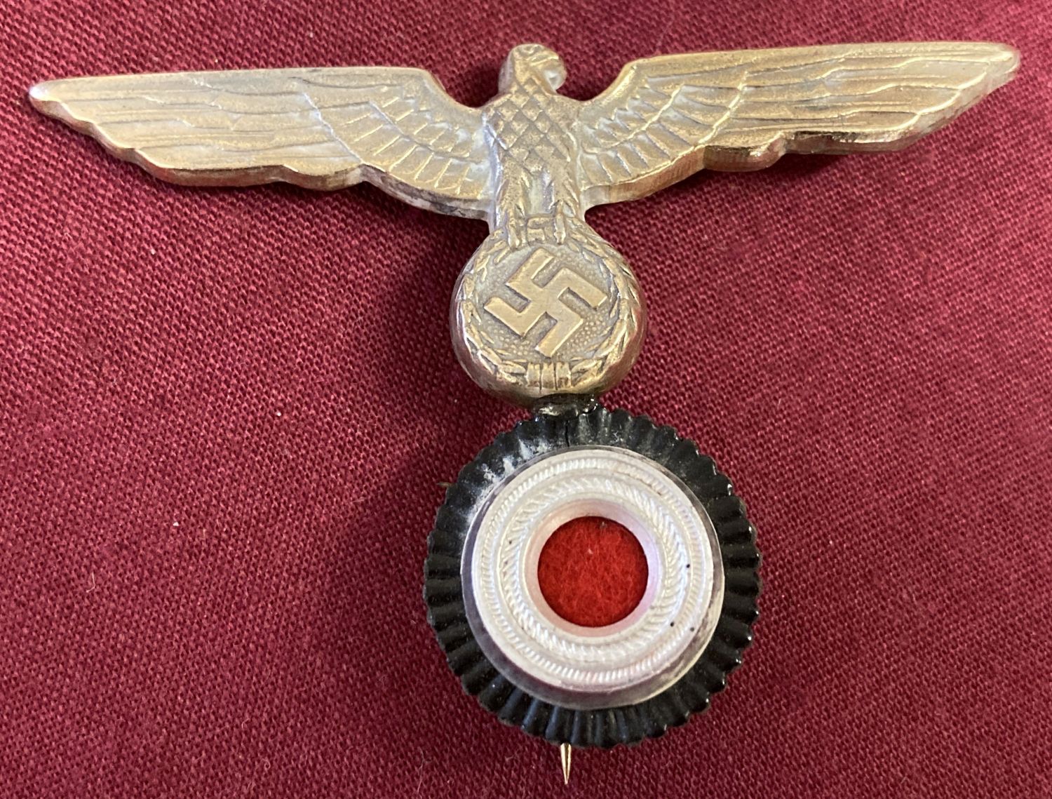 A WWII style Kriegsmarine "Donald Duck" naval hat badge (a/f).