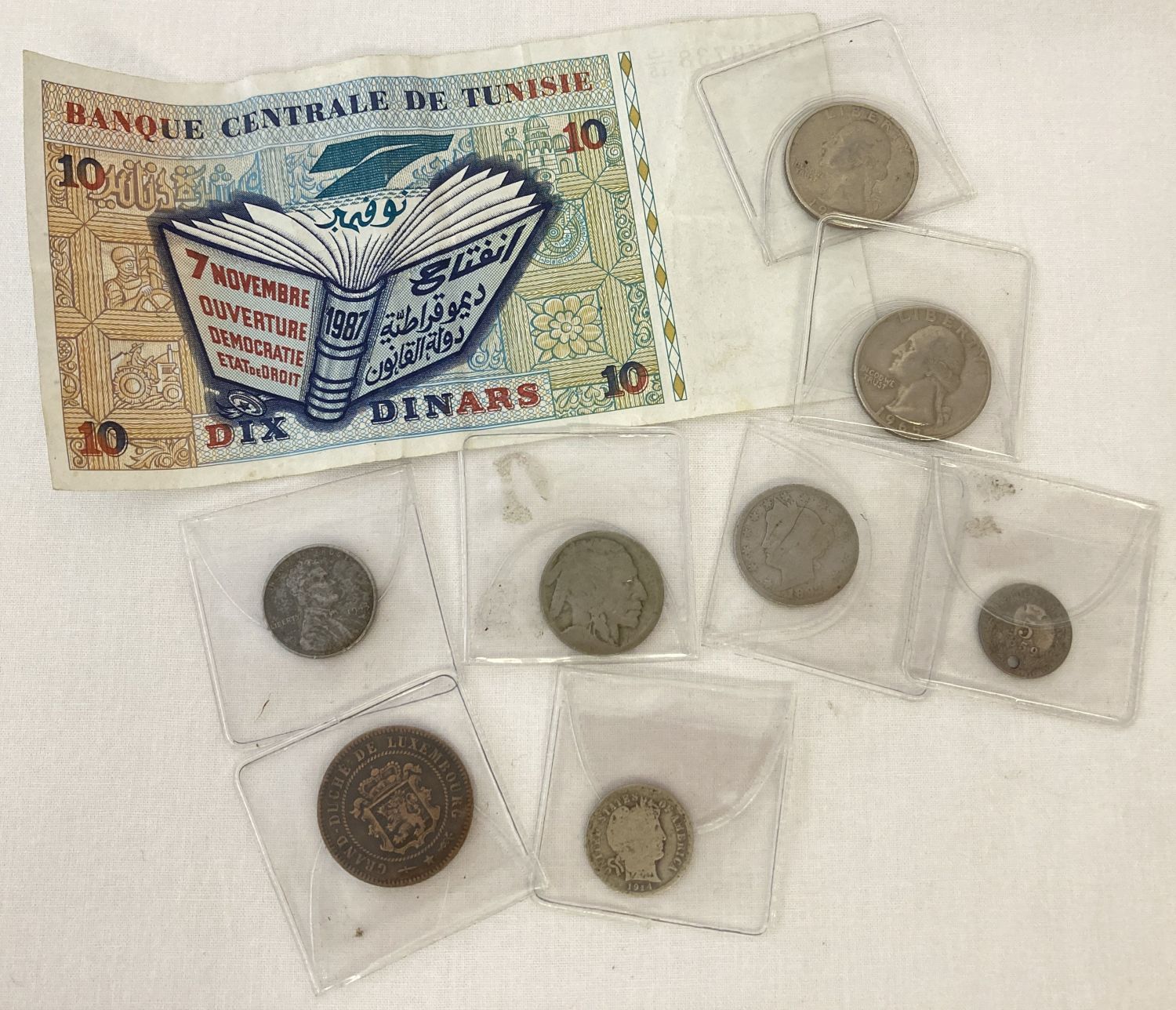 A collection of American and European coins. Together with a Tunisian 10 Dinar bank note.