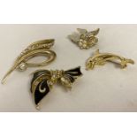 4 vintage and modern gold tone costume jewellery brooches to include stone and faux pearl set.