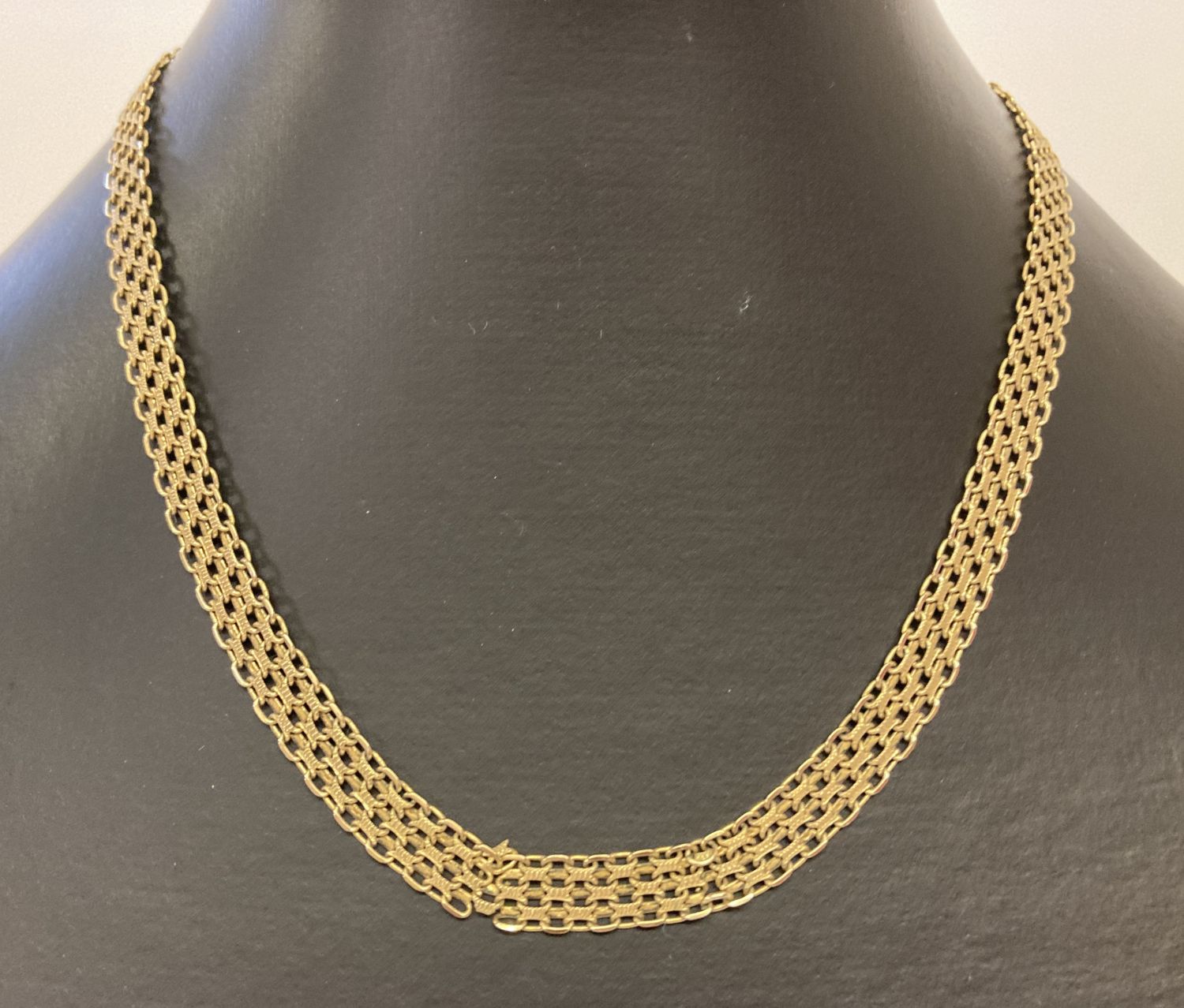 A 9ct gold vintage style decorative flat chain necklace with lobster clasp.