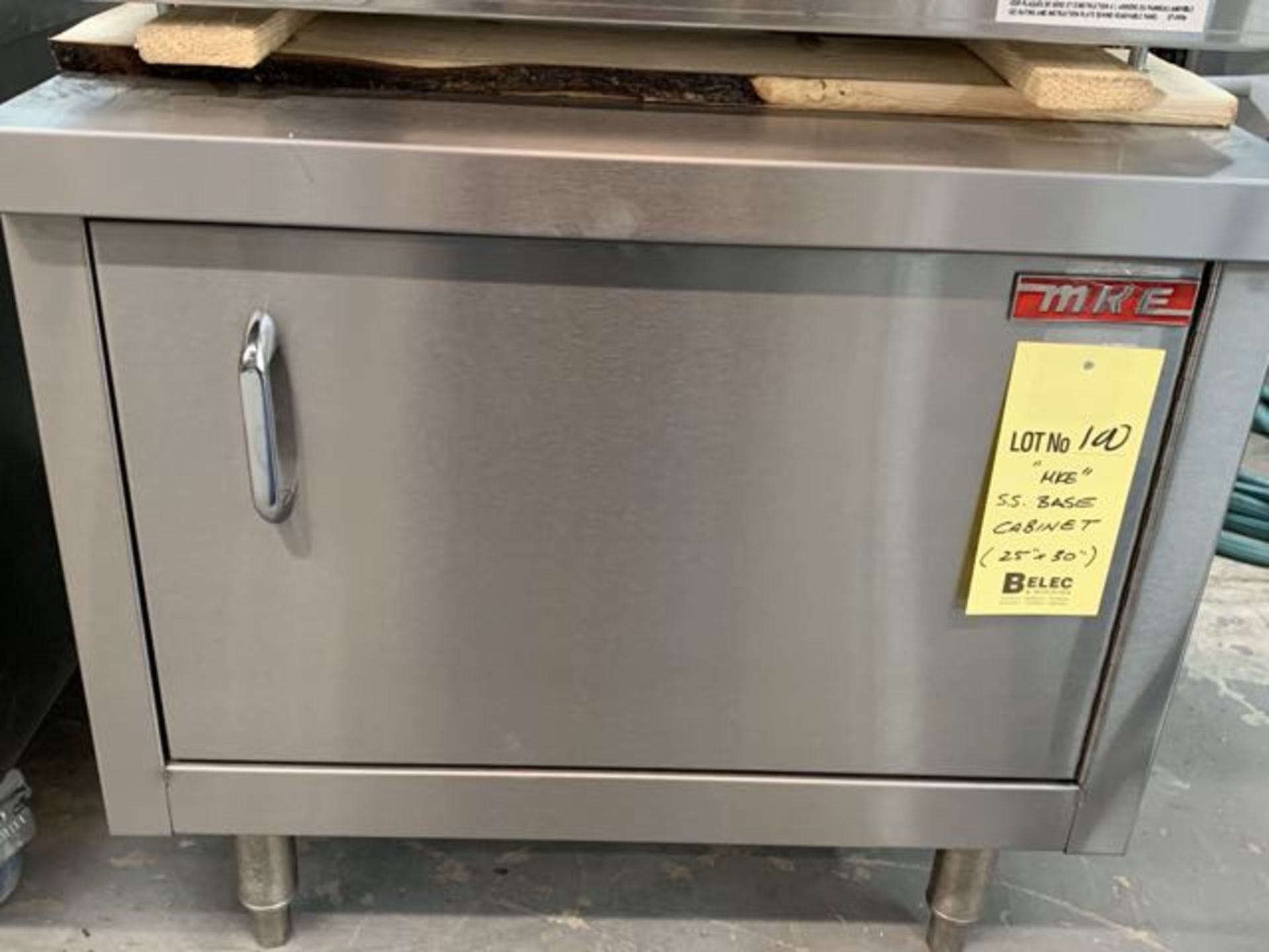 Cabinet acier inox - MKE - neuf - 1 porte - 30 x 26 "