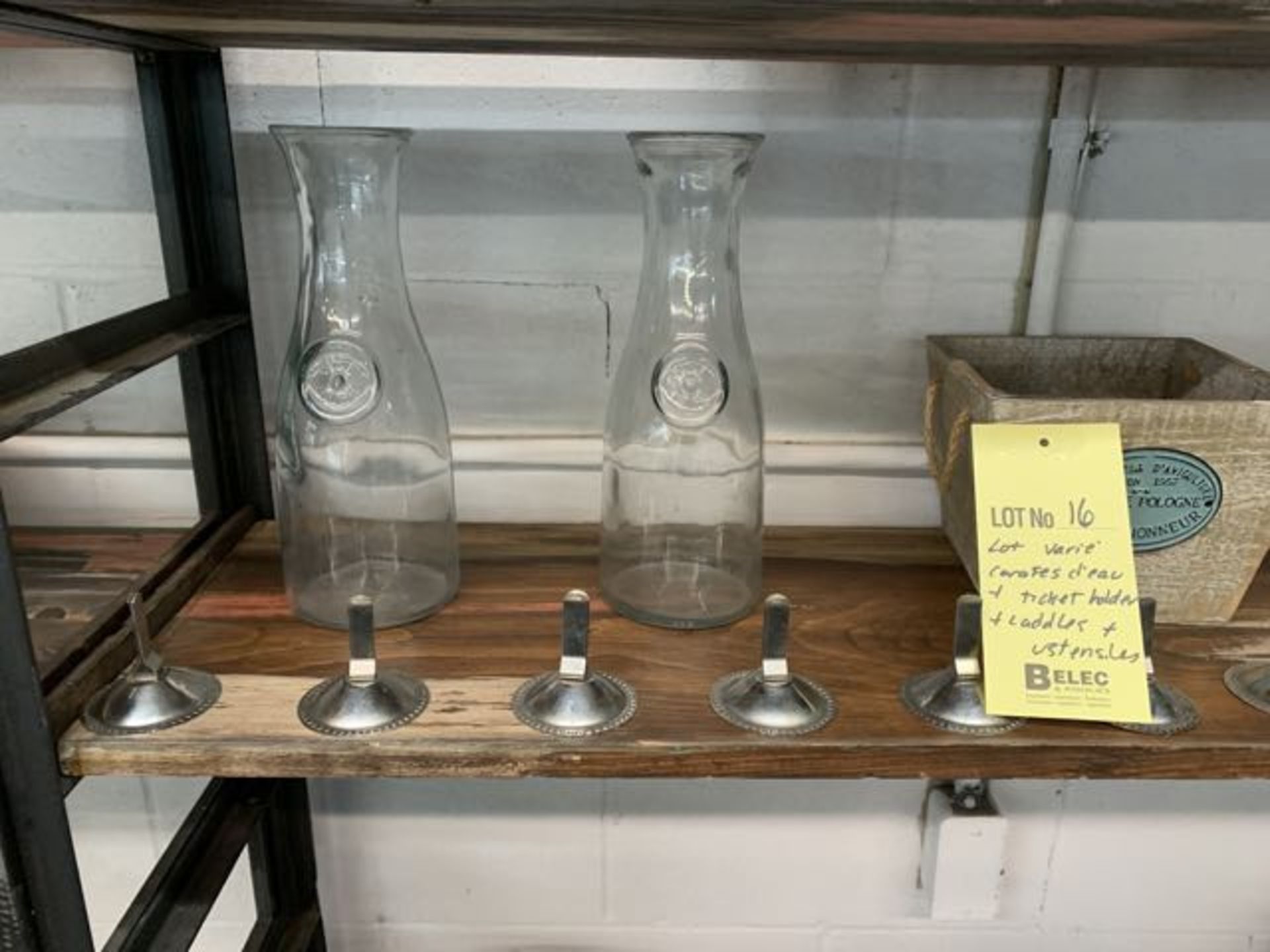 Lot variés de carafes d'eau + spettis supports menu, ustensiles +