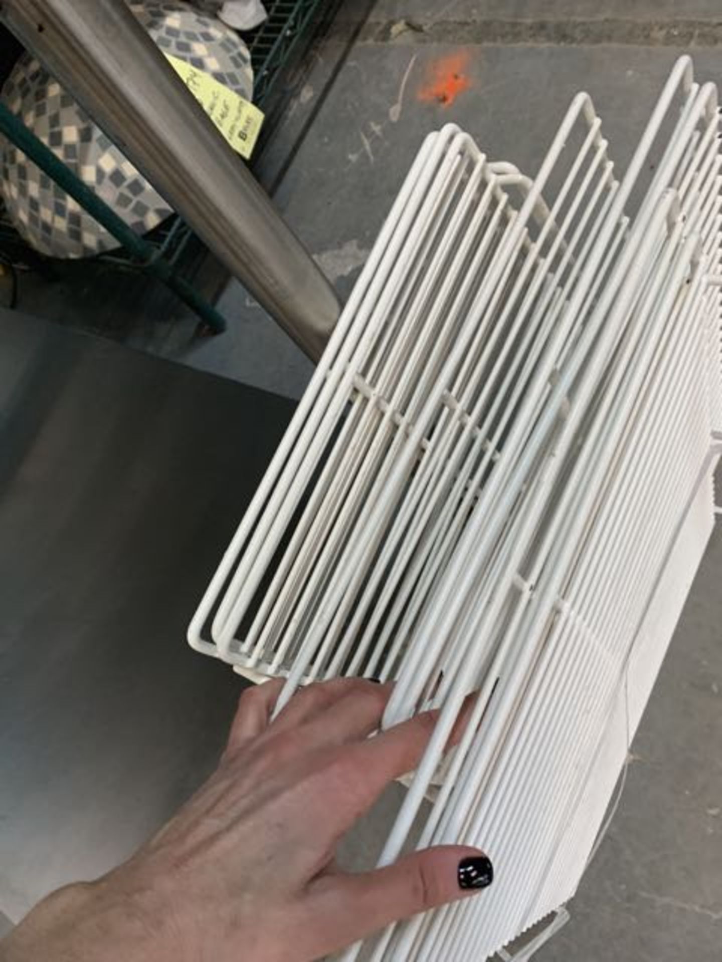 Lot de 8 racks pour frigo 21 x 7 " - Image 2 of 2