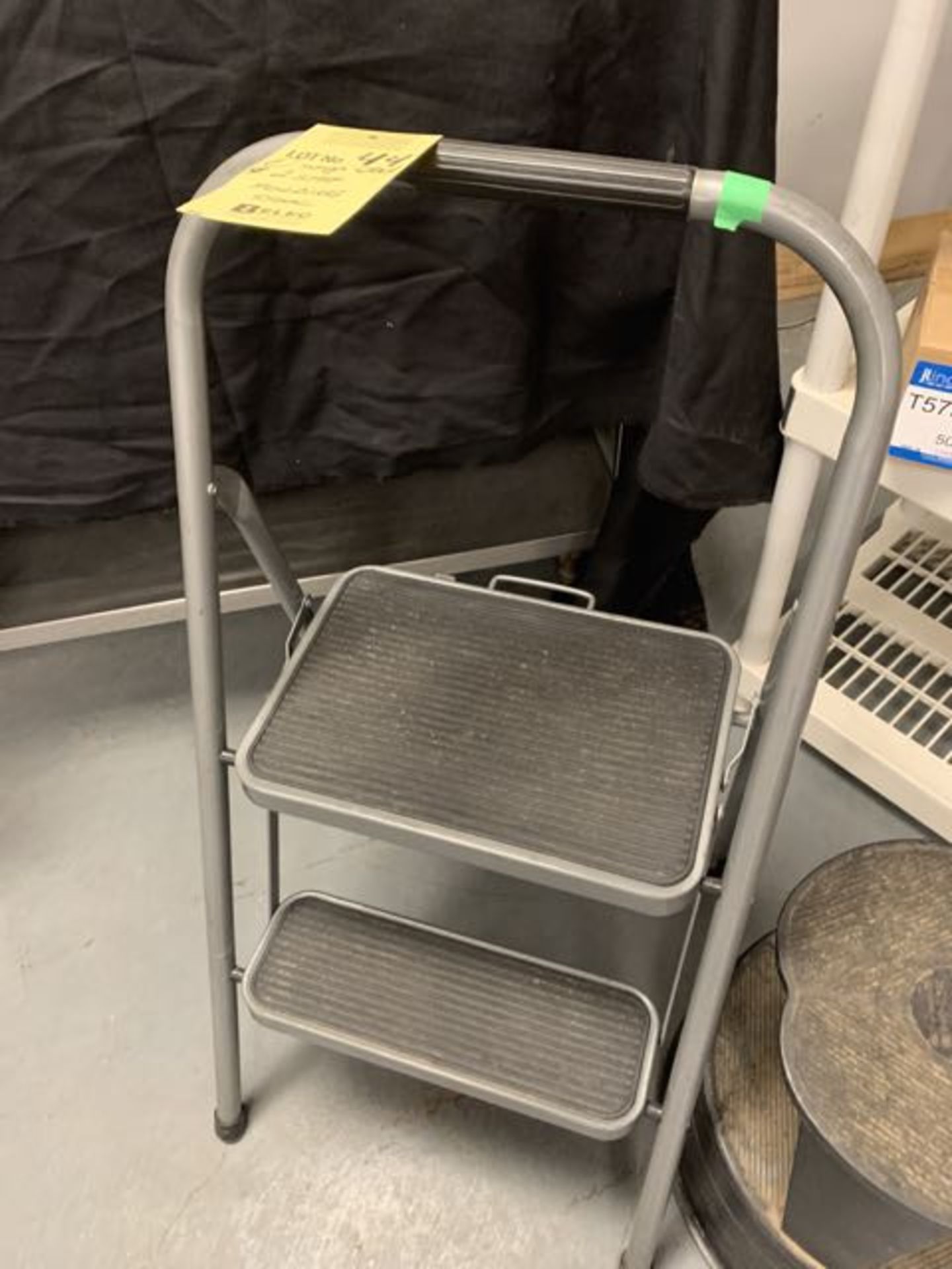 LOT: (1) Step stool - et (1) 2 marches