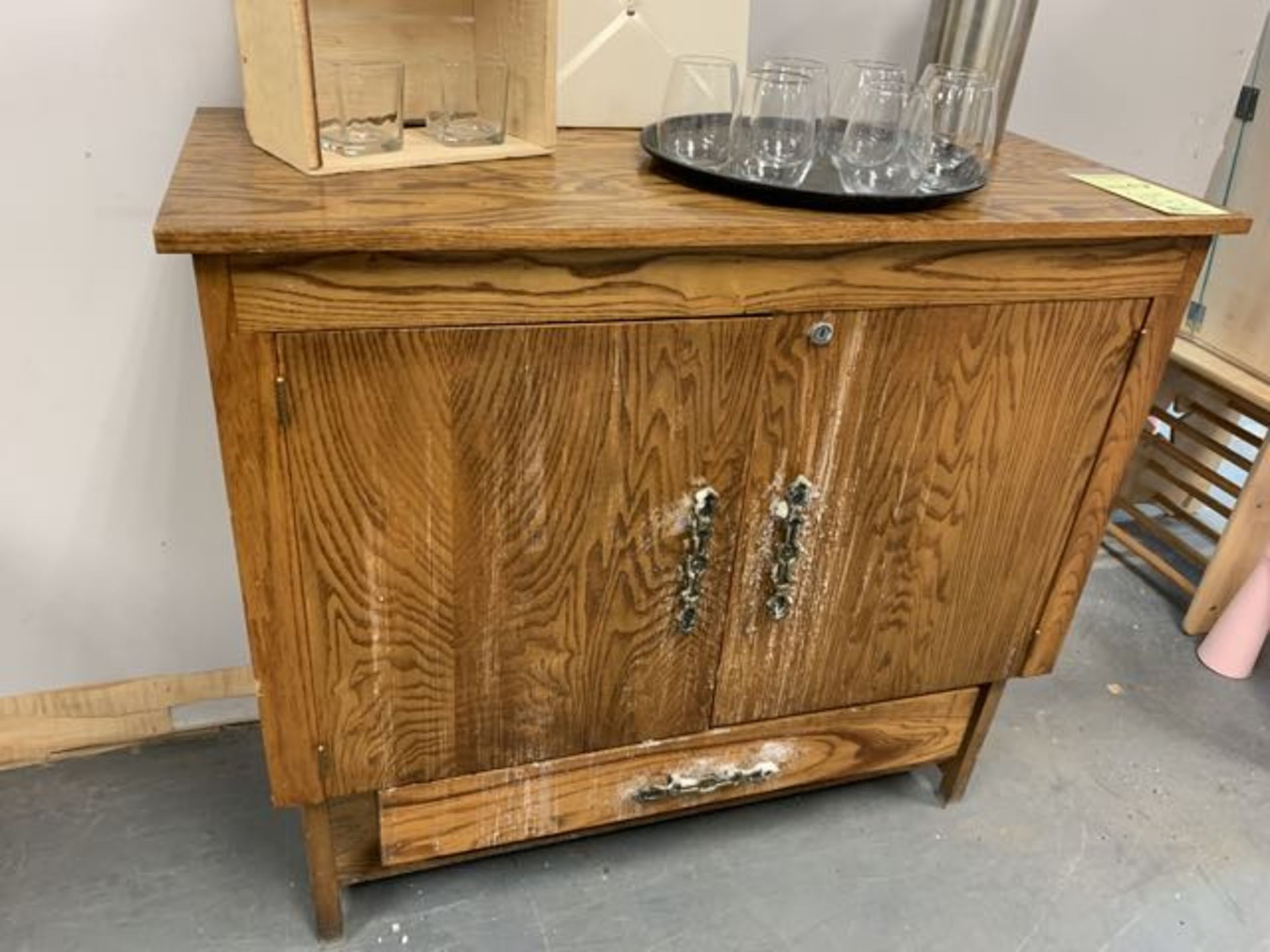 Vintage Cabinet Bar et contenu , 40 x 18" - Image 3 of 3