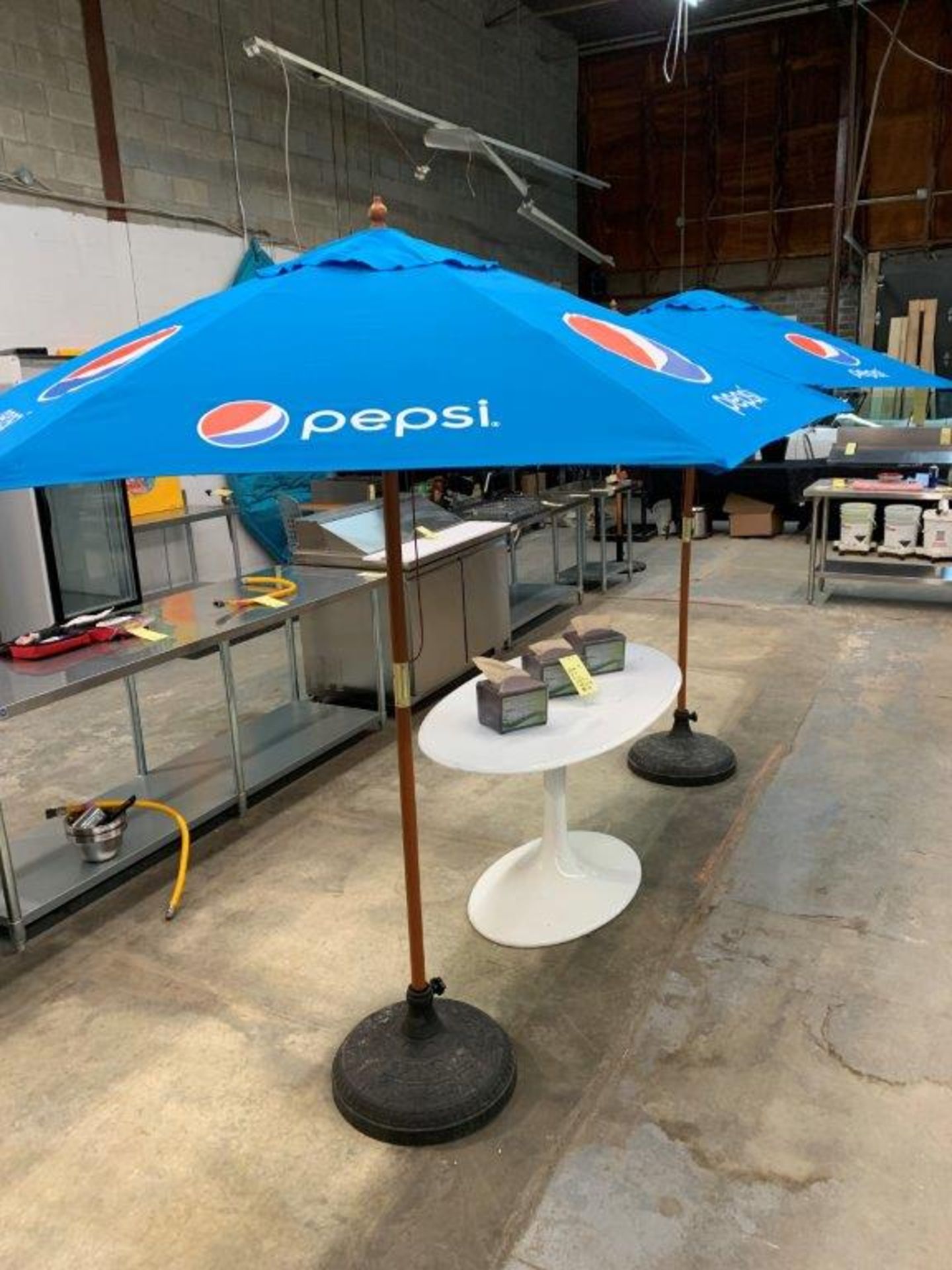 (2) Parasols PEPSI avec base - Image 3 of 3